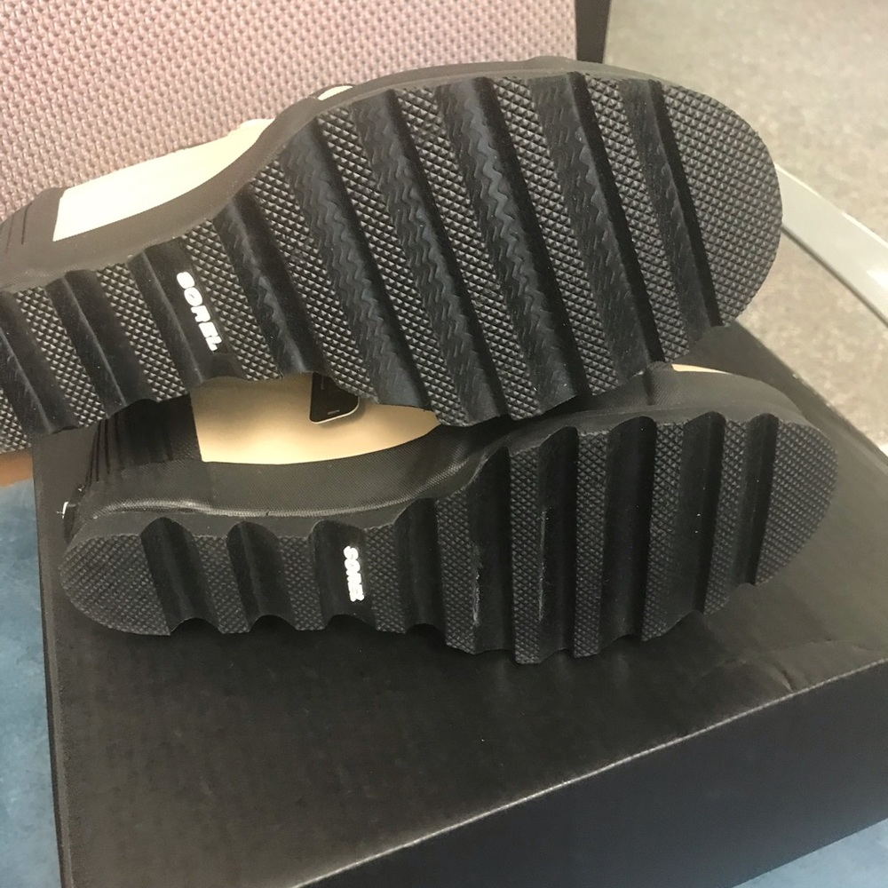 Sorel winter boots 10.5 - Picture 3 of 5